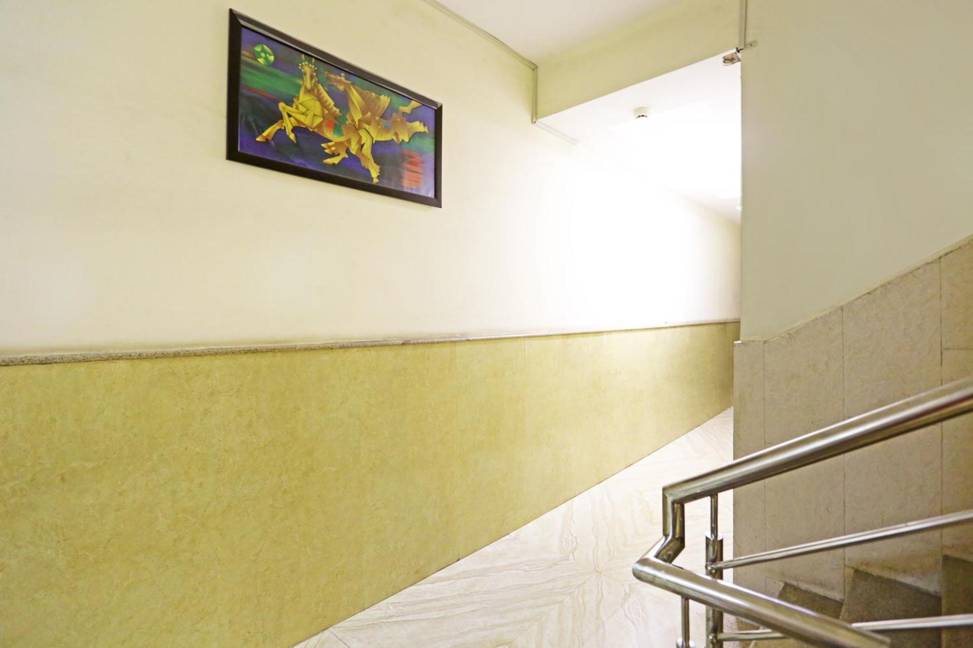 Hotel The Kiara Near Delhi Airport Нью-Дели Экстерьер фото