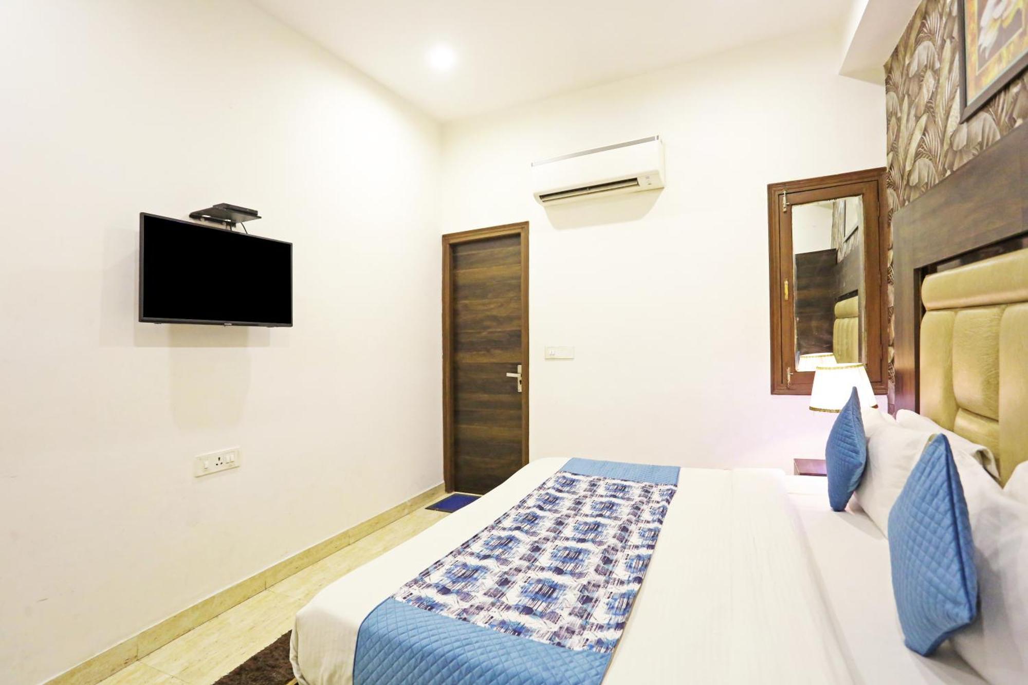 Hotel The Kiara Near Delhi Airport Нью-Дели Экстерьер фото