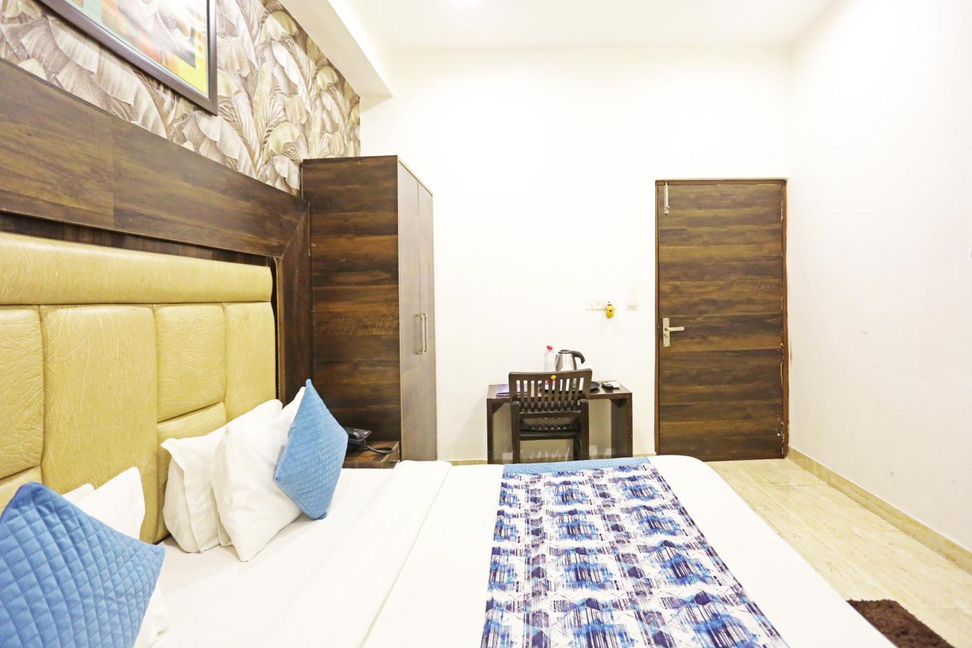 Hotel The Kiara Near Delhi Airport Нью-Дели Экстерьер фото