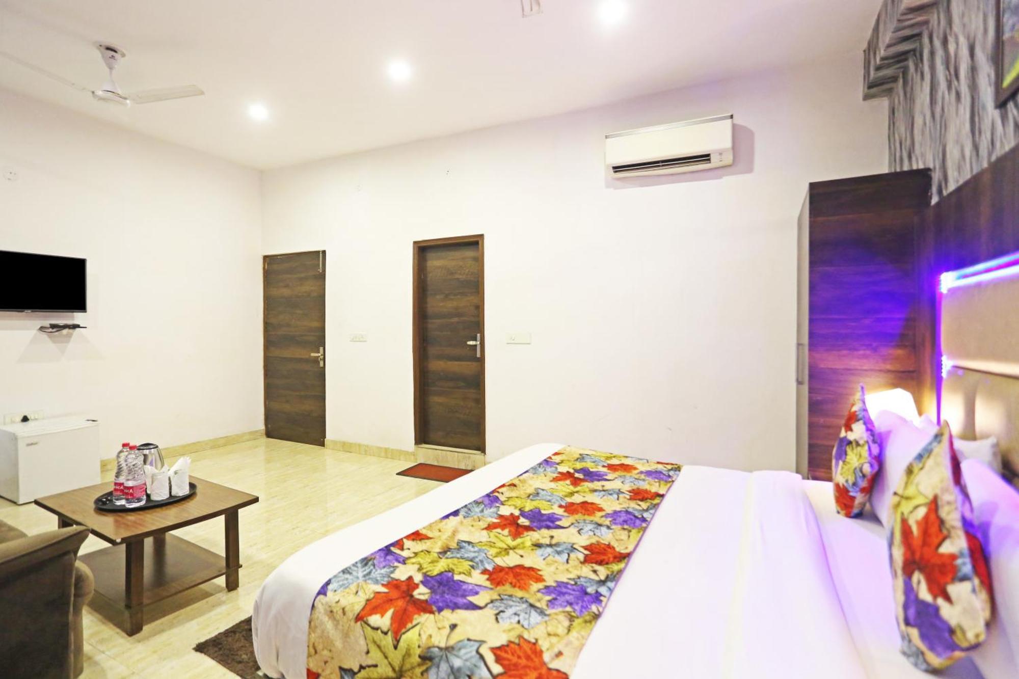 Hotel The Kiara Near Delhi Airport Нью-Дели Экстерьер фото