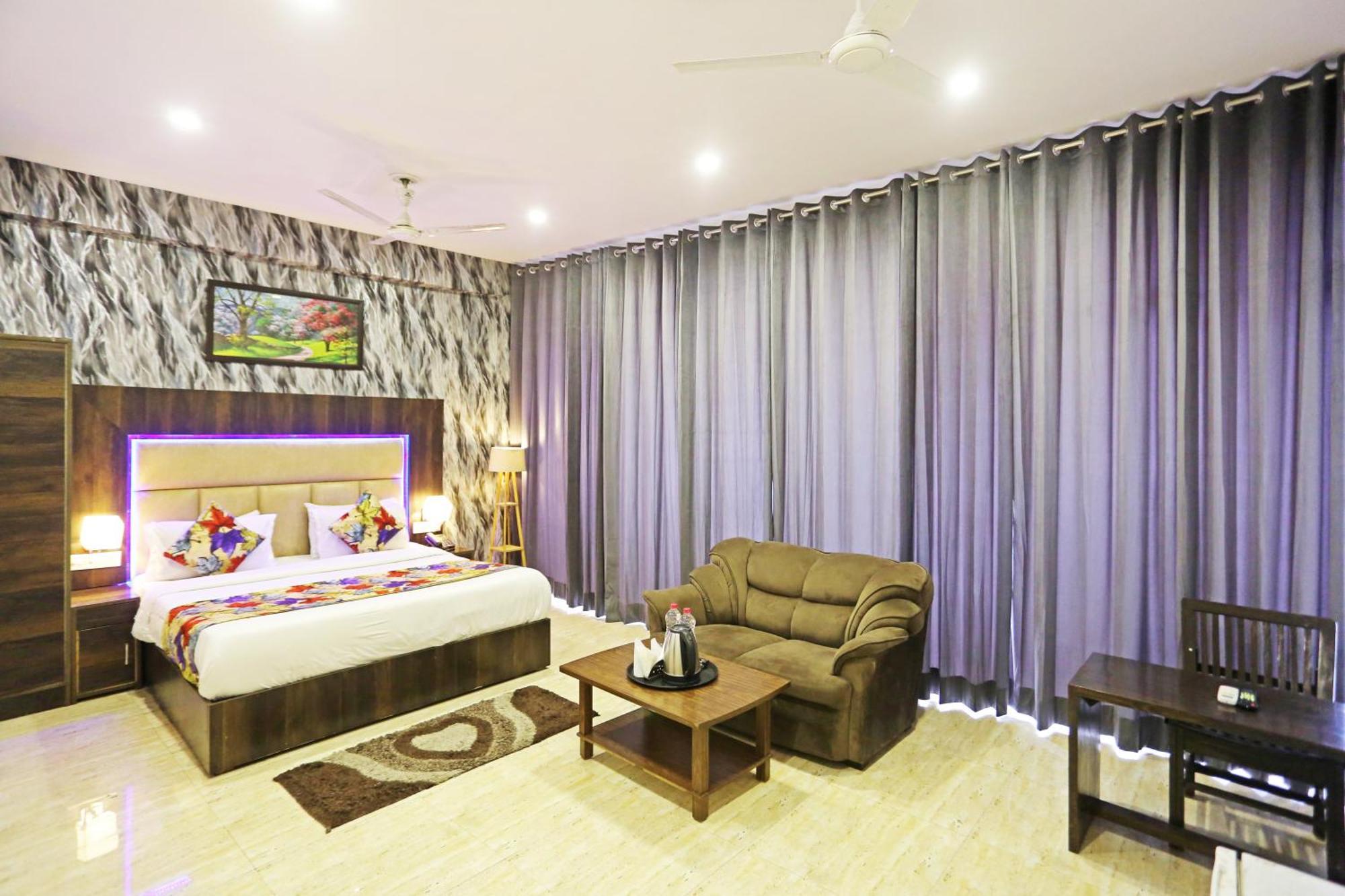 Hotel The Kiara Near Delhi Airport Нью-Дели Экстерьер фото