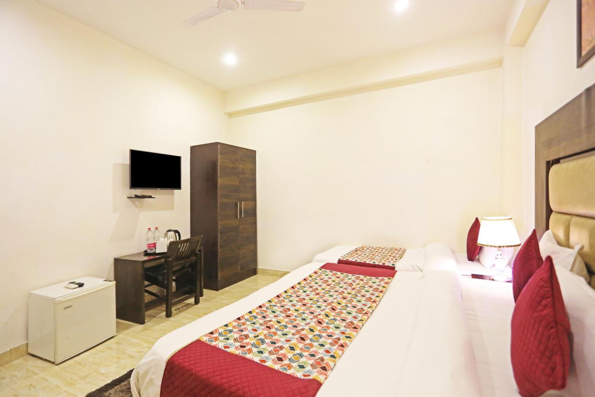 Hotel The Kiara Near Delhi Airport Нью-Дели Экстерьер фото